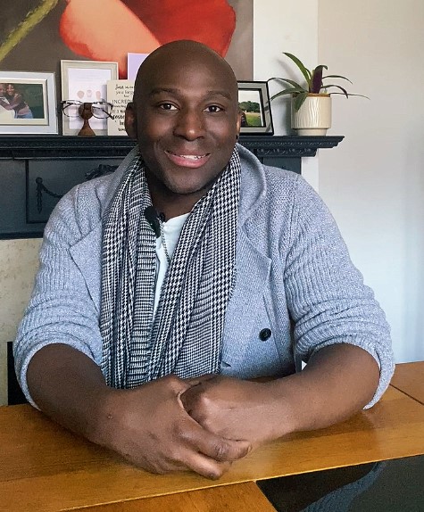 A picture of Ricardo smiling at the camera